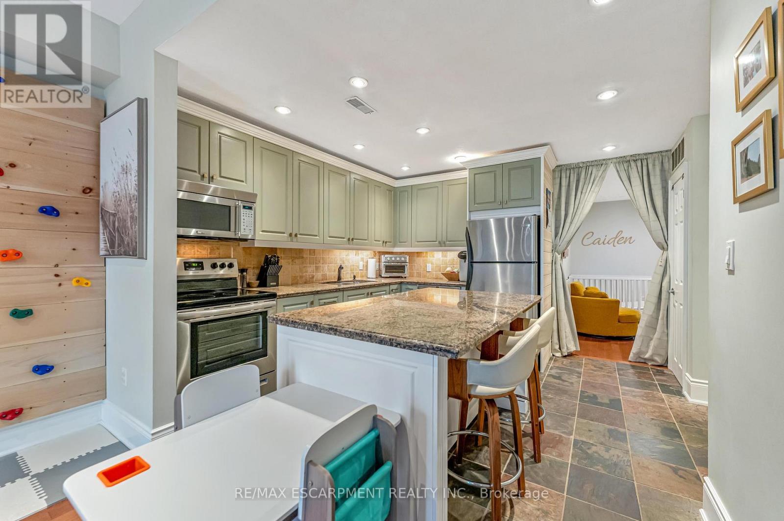 304 - 283 KING STREET E