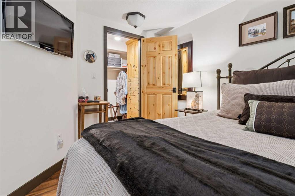 Single Family House 4 Level for Sale in  Viceroy Drive NW Varsity Calgary 