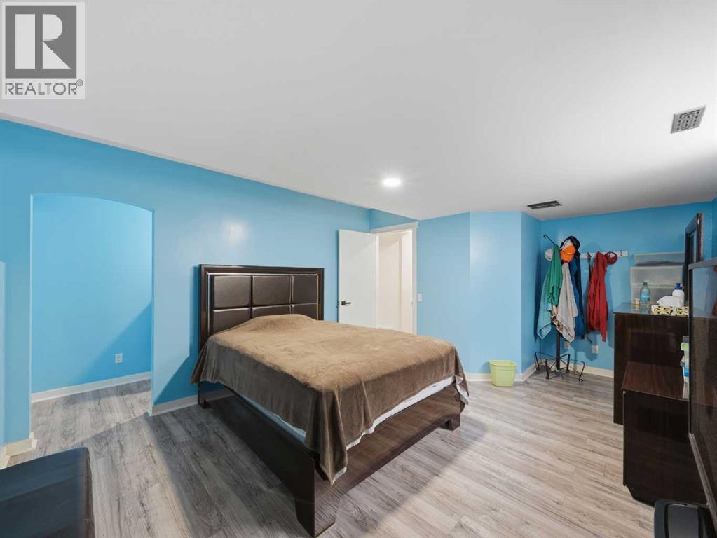 Single Family House Bi-level for Sale in  Somerset Close SW Somerset Calgary 