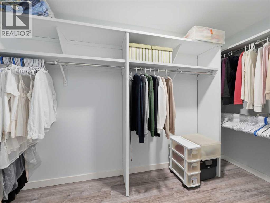 Single Family House Bi-level for Sale in  Somerset Close SW Somerset Calgary 