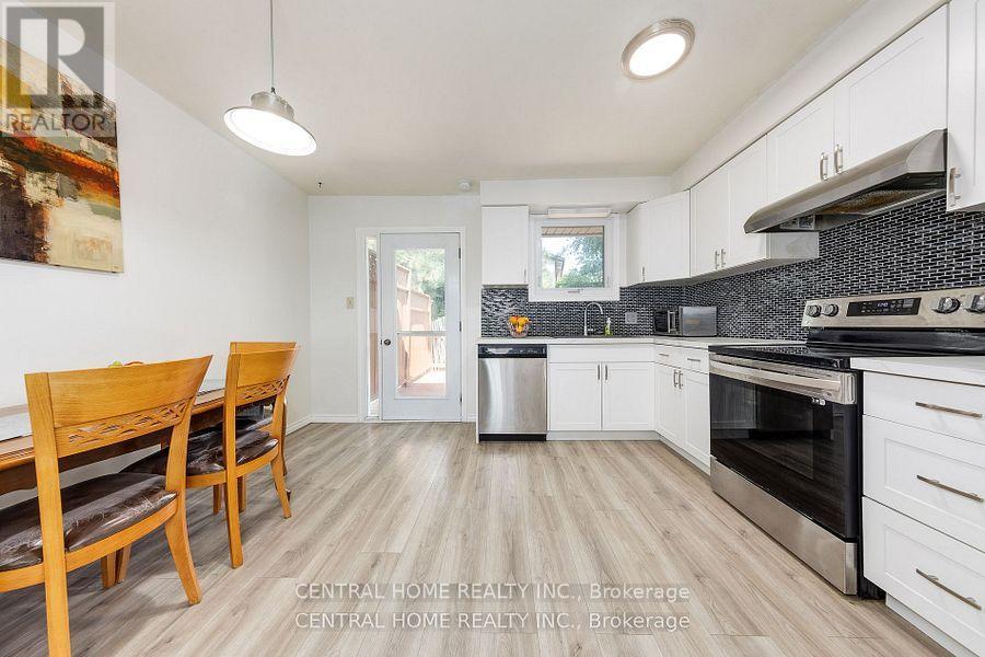 92 PINEMEADOW CRESCENT - Photo 3 of 27, Waterloo, Ontario