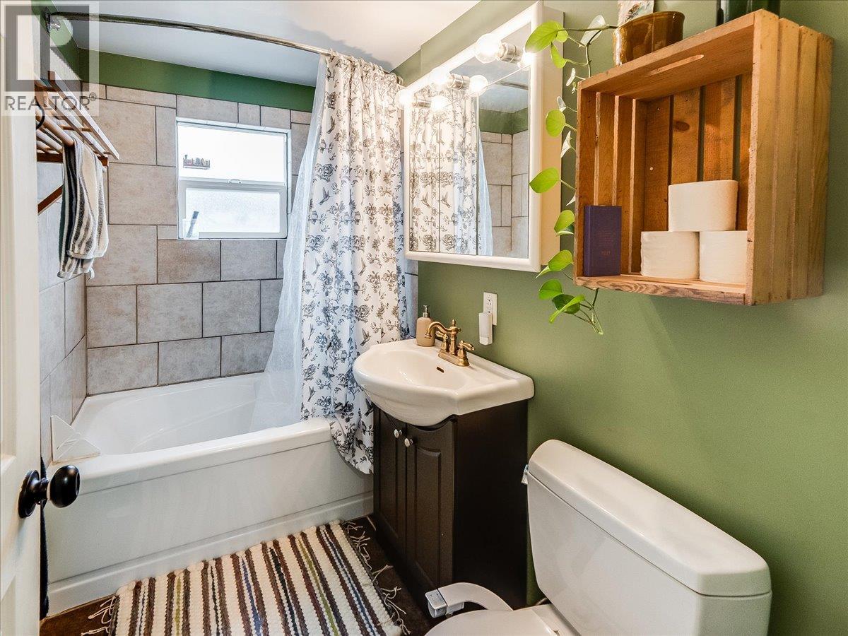 2905 5TH Avenue, Castlegar