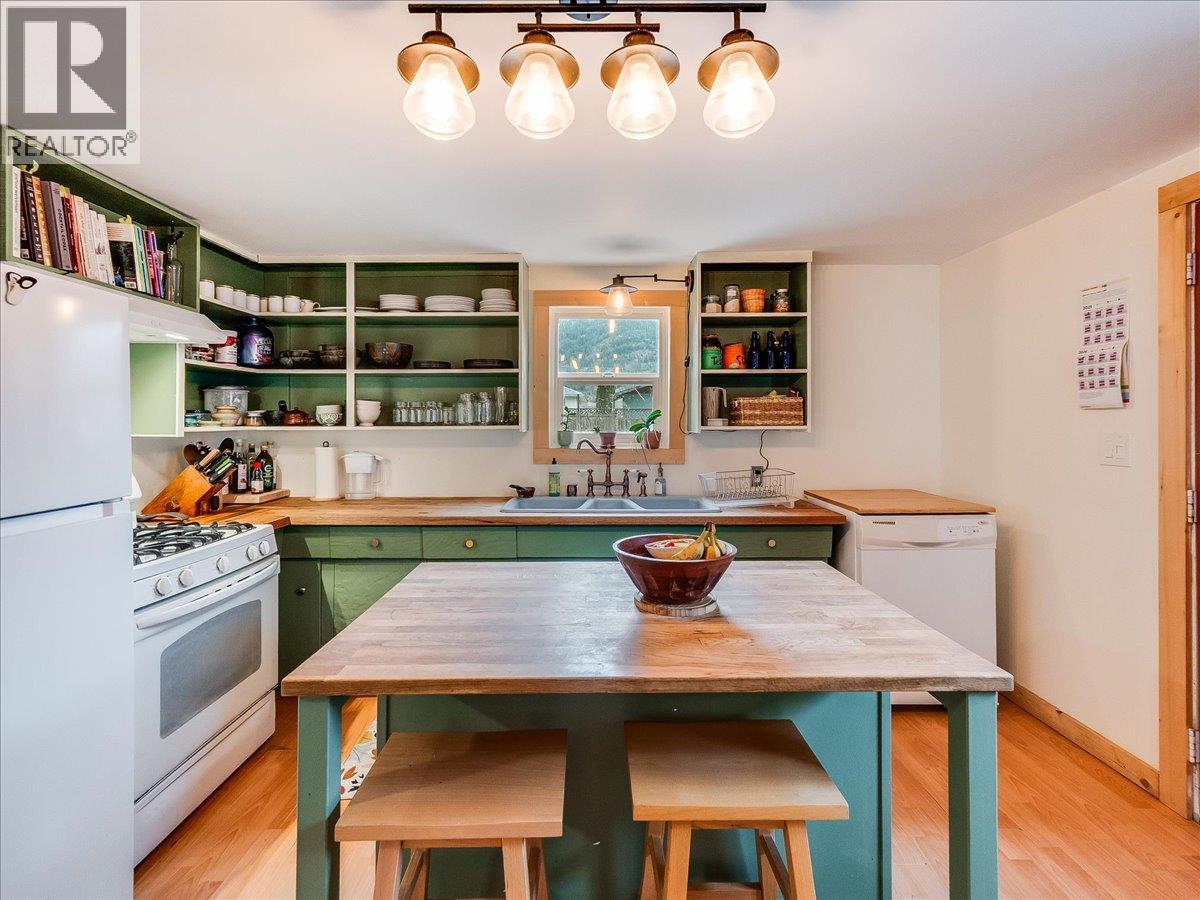 2905 5TH Avenue, Castlegar