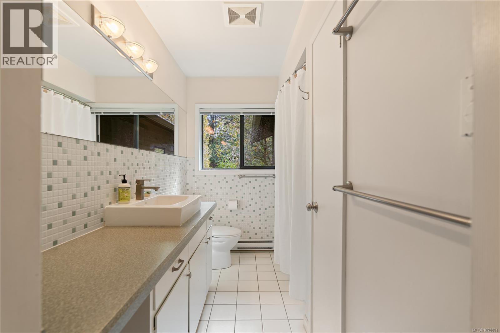  100 Viaduct Avenue West, Saanich