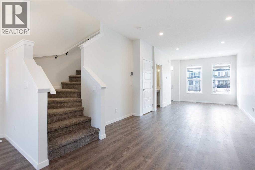 16 Creekstone Drive SW - Photo 4 of 39, Calgary, Alberta