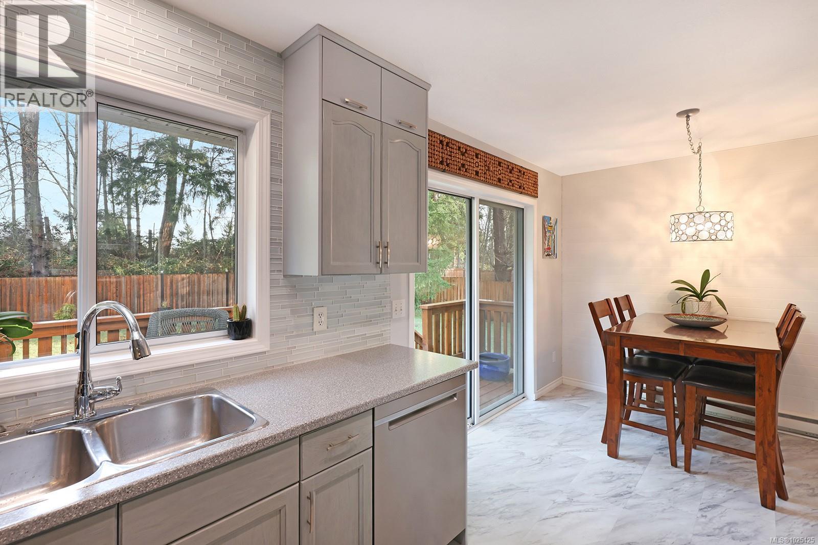 2392 Valley View Dr, Courtenay