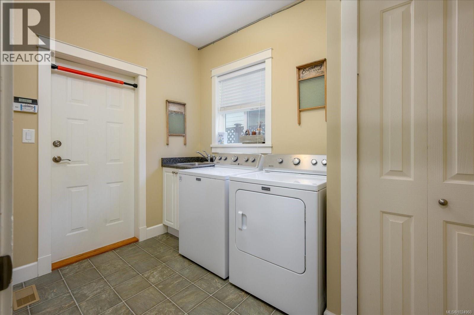 6638 KESTREL CRES - 26