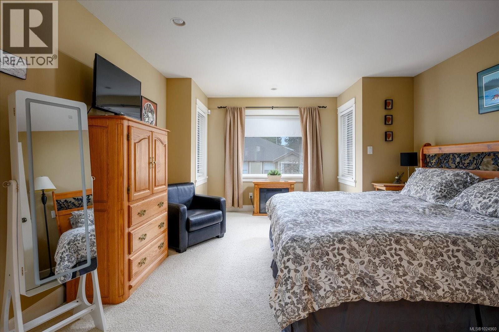 6638 KESTREL CRES - 32