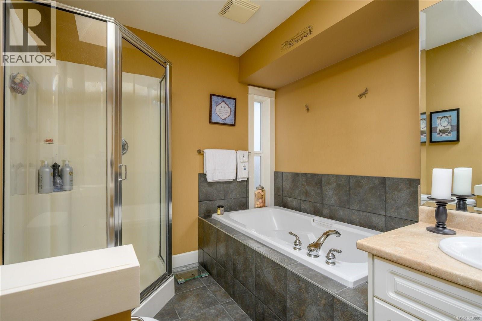 6638 KESTREL CRES - 35