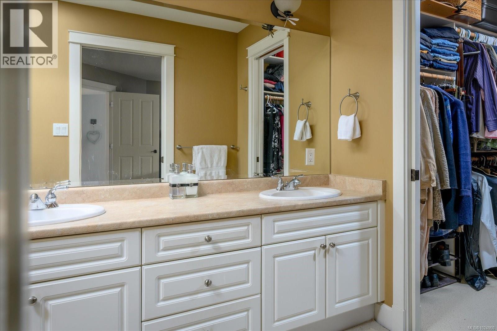 6638 KESTREL CRES - 36