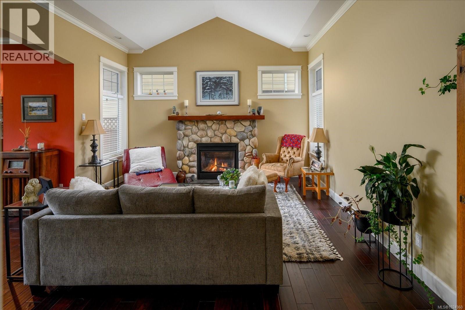 6638 KESTREL CRES - 7