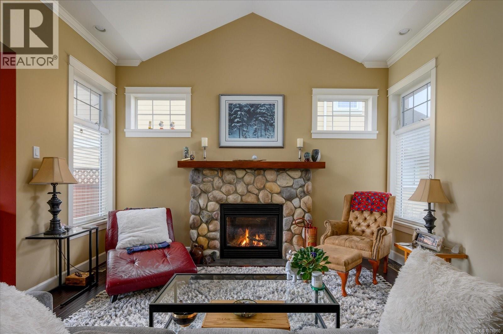 6638 KESTREL CRES - 8