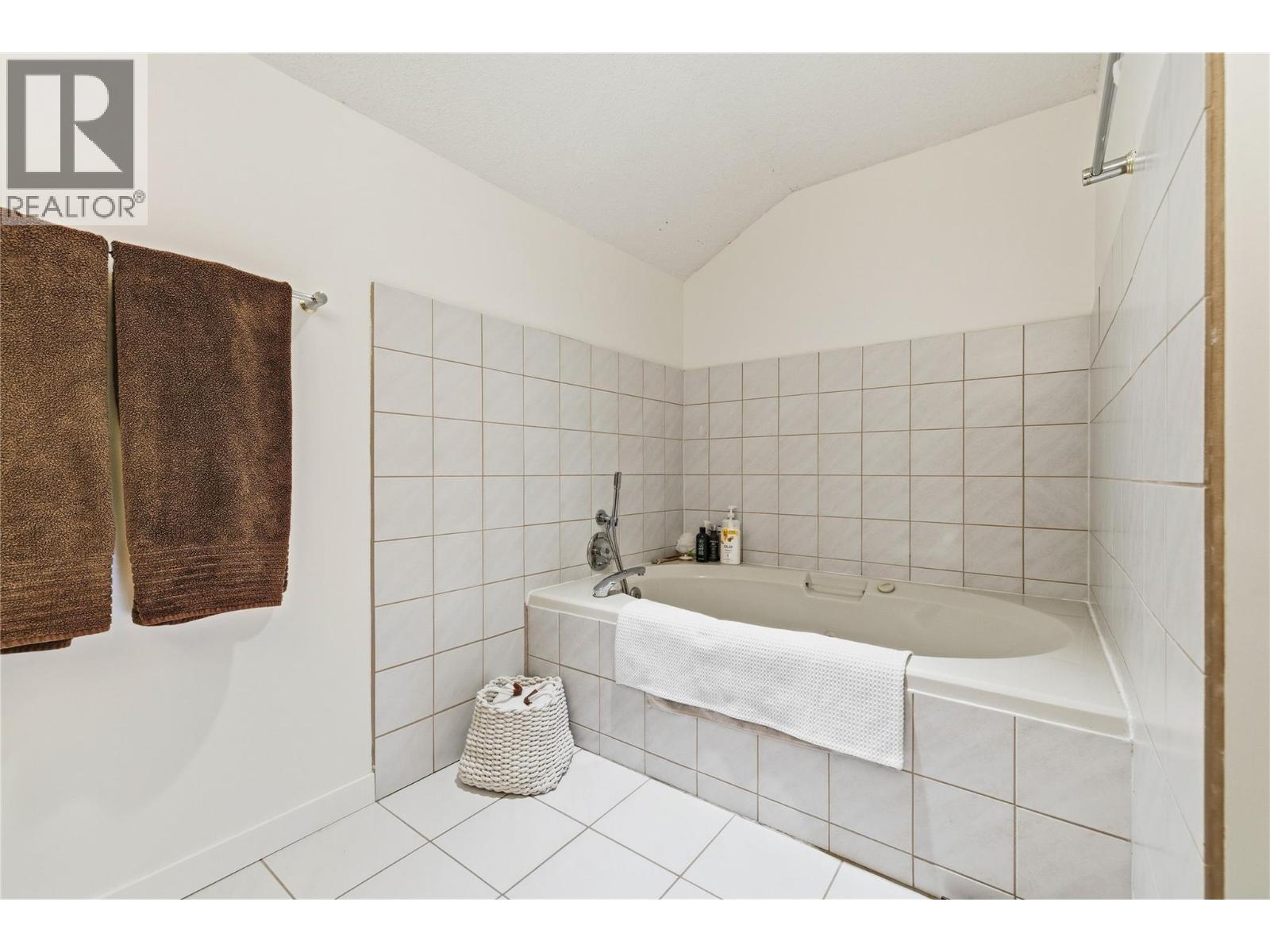 324 Clifton Road N, Kelowna