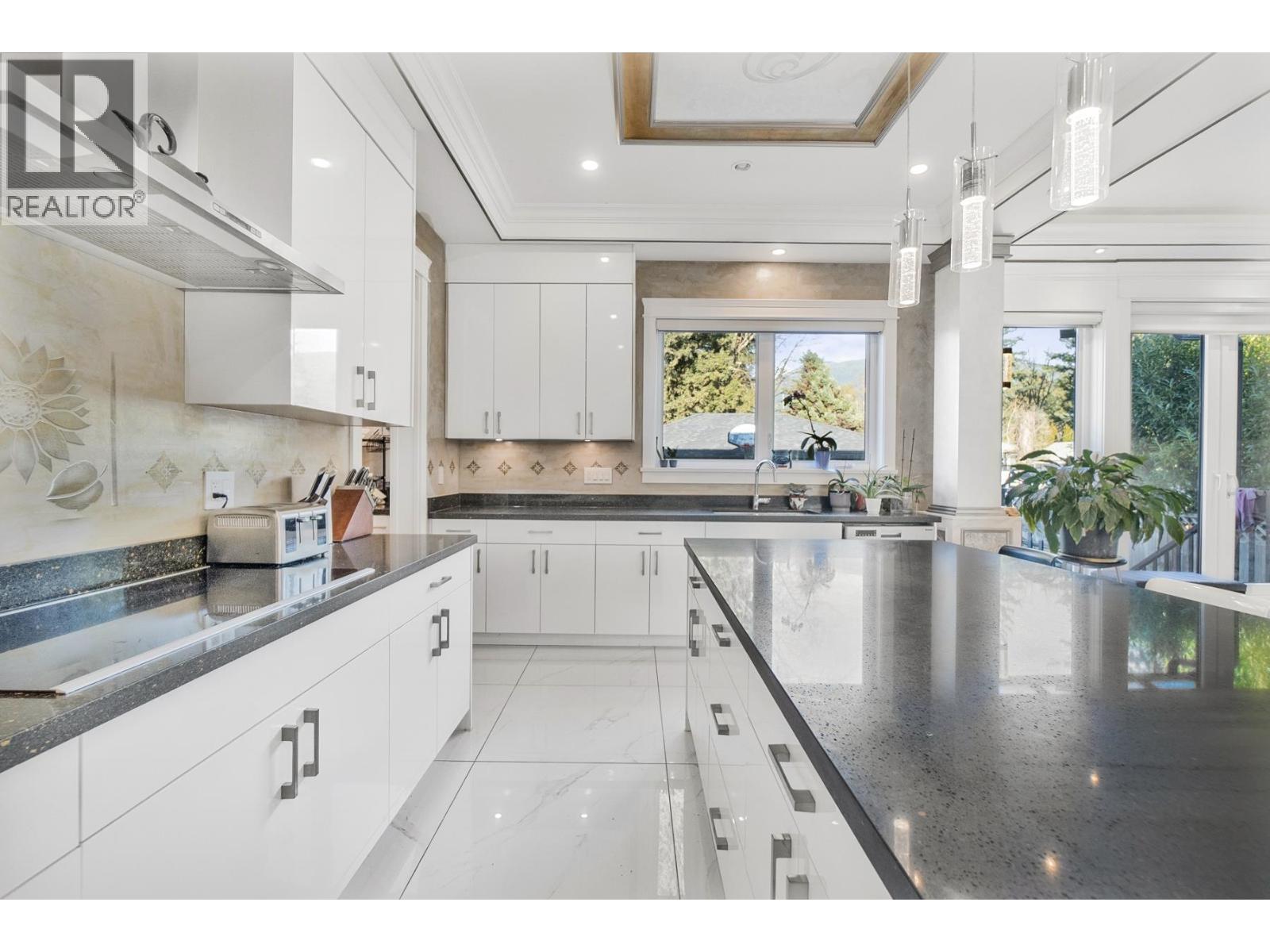 512 W 23RD STREET, North Vancouver