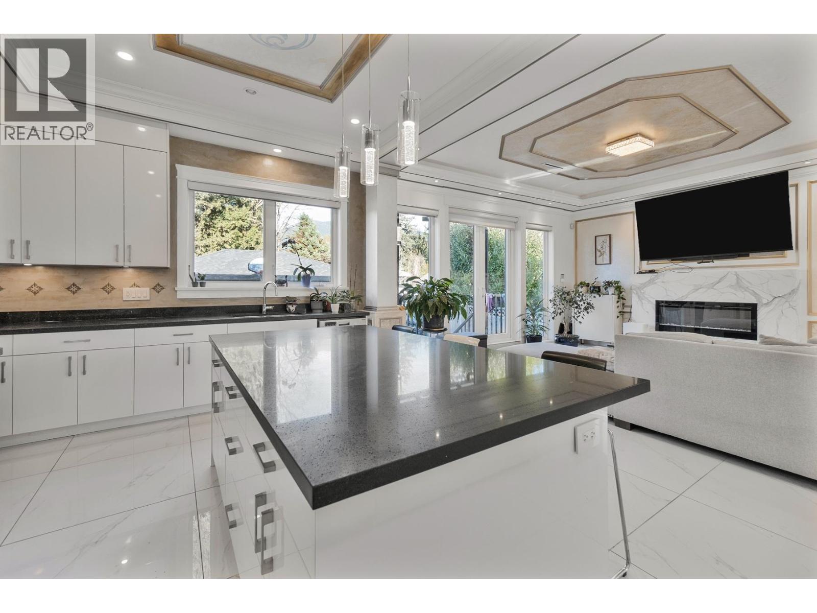 512 W 23RD STREET, North Vancouver