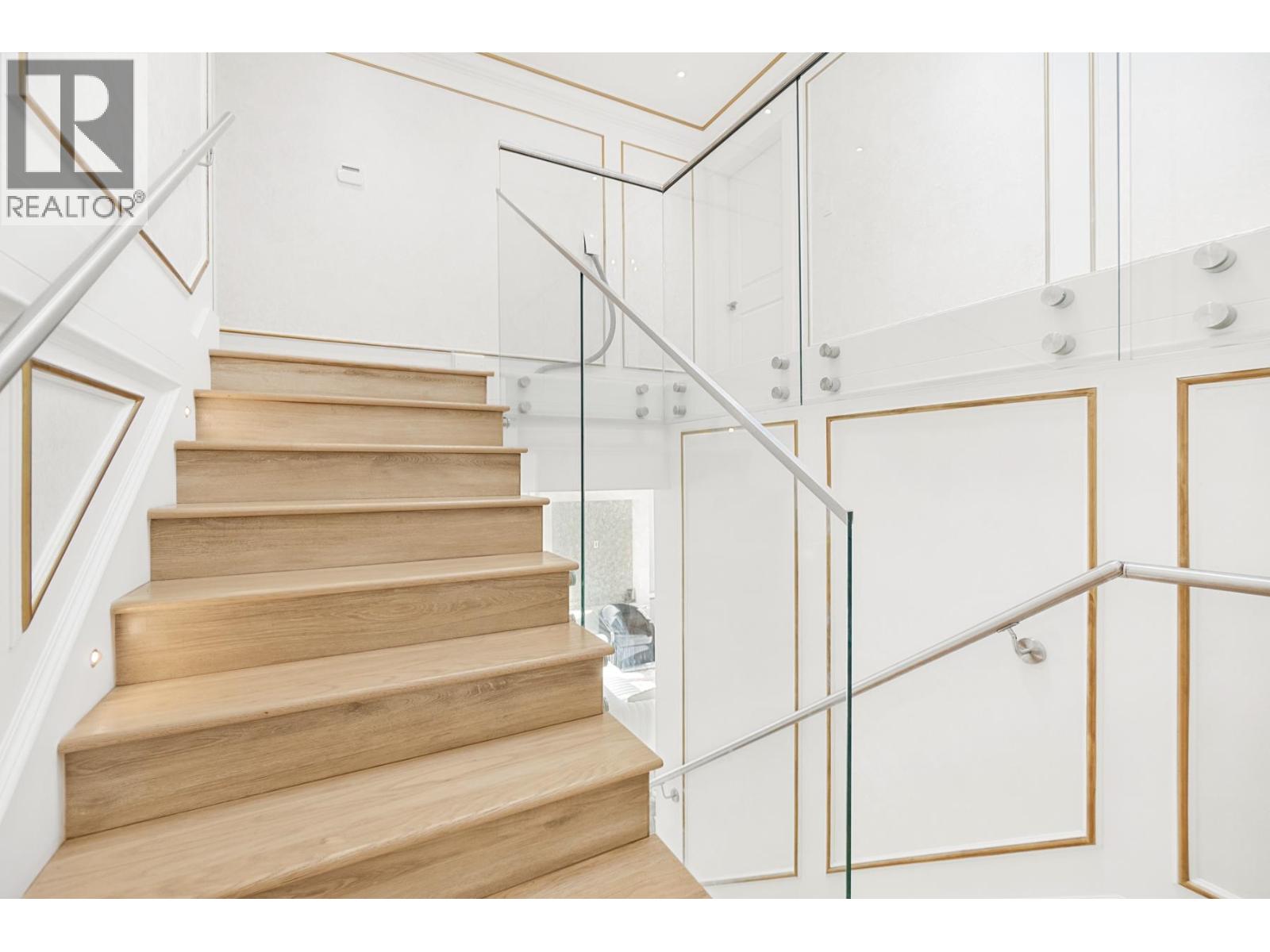 512 W 23RD STREET, North Vancouver