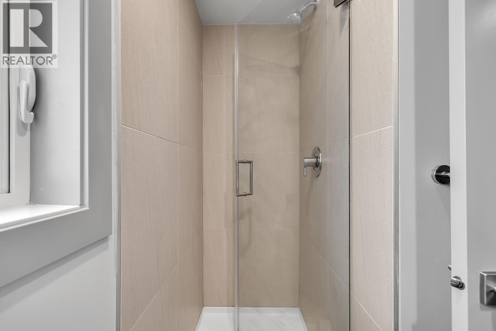 327 345 Dougall Road North, Kelowna