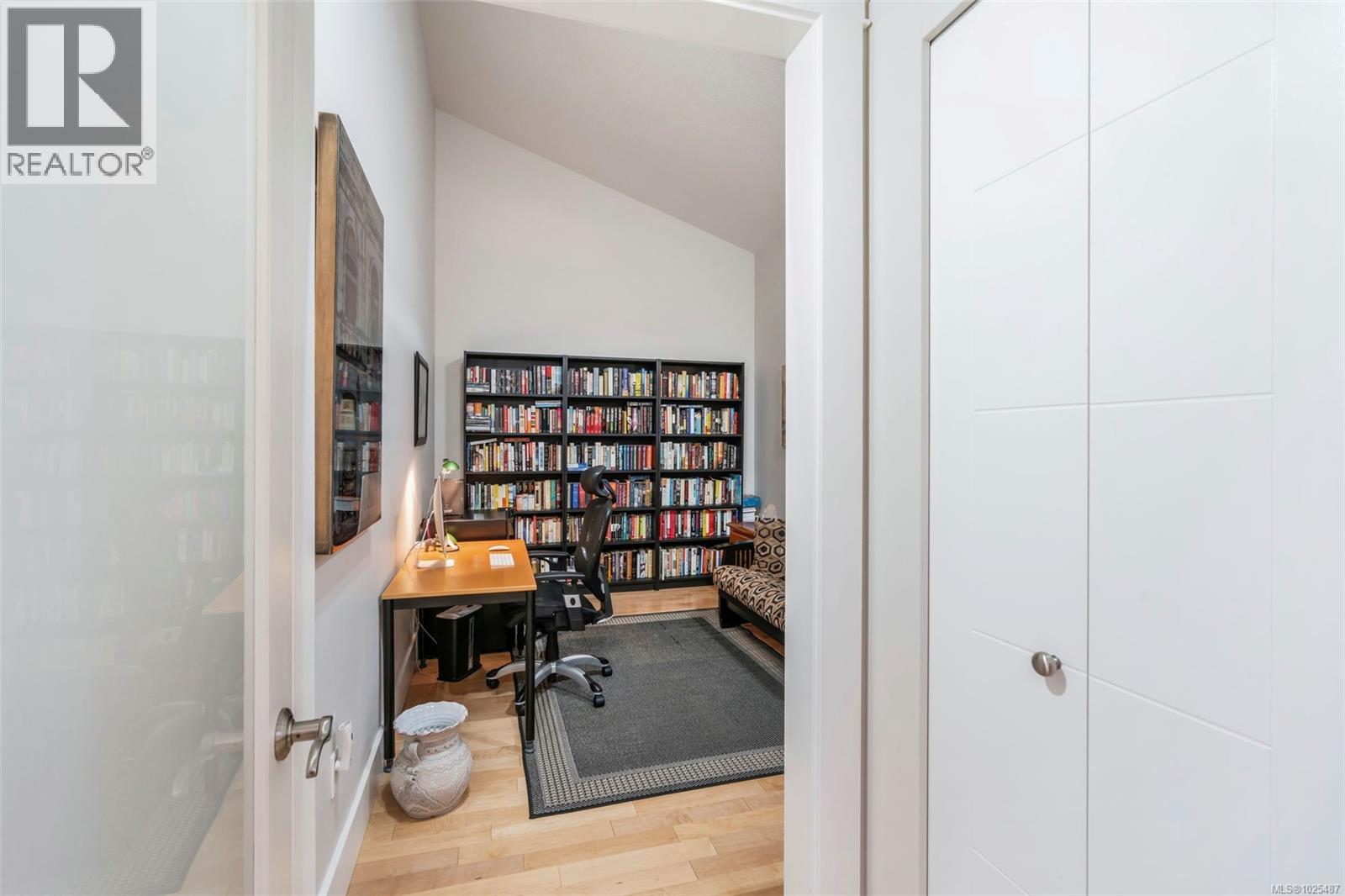 202 679 Terminal Ave, Nanaimo