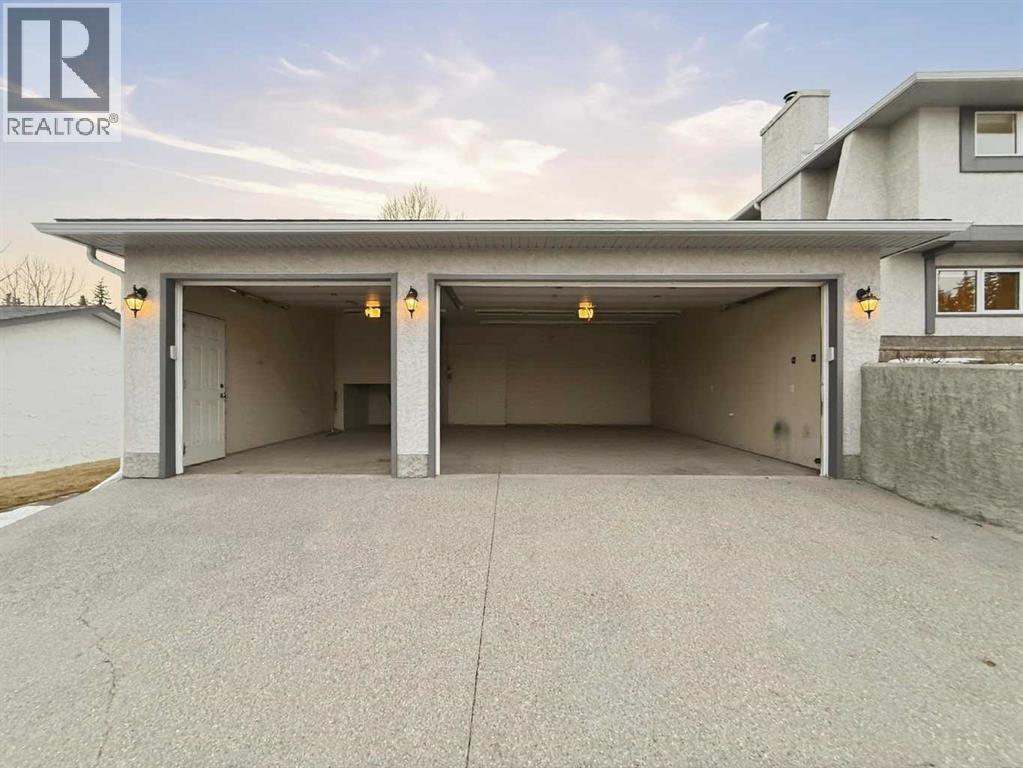 Single Family House 4 Level for Sale in  Dalmeny Hill NW Dalhousie Calgary 