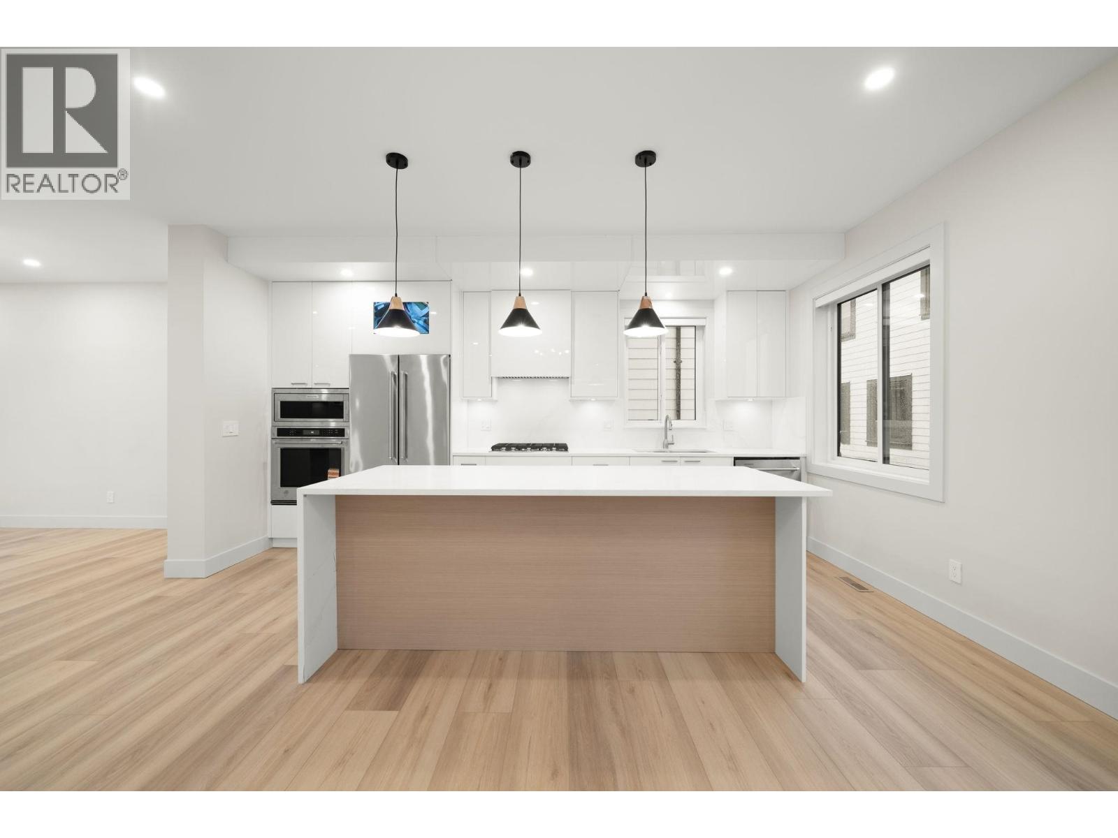 3 3881 HURST STREET - Photo 5 of 34, Burnaby, British Columbia