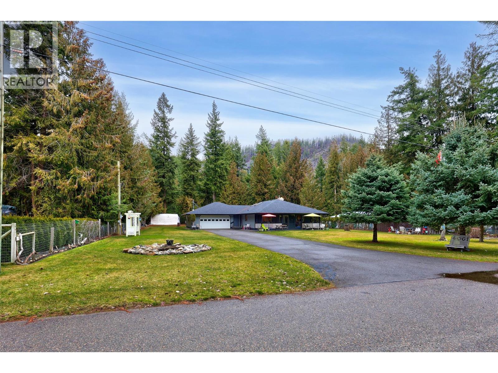 4061 Santa Road, Scotch Creek