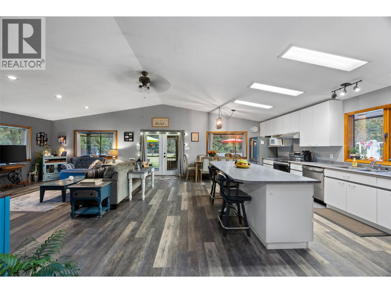 4061 Santa Road, Scotch Creek