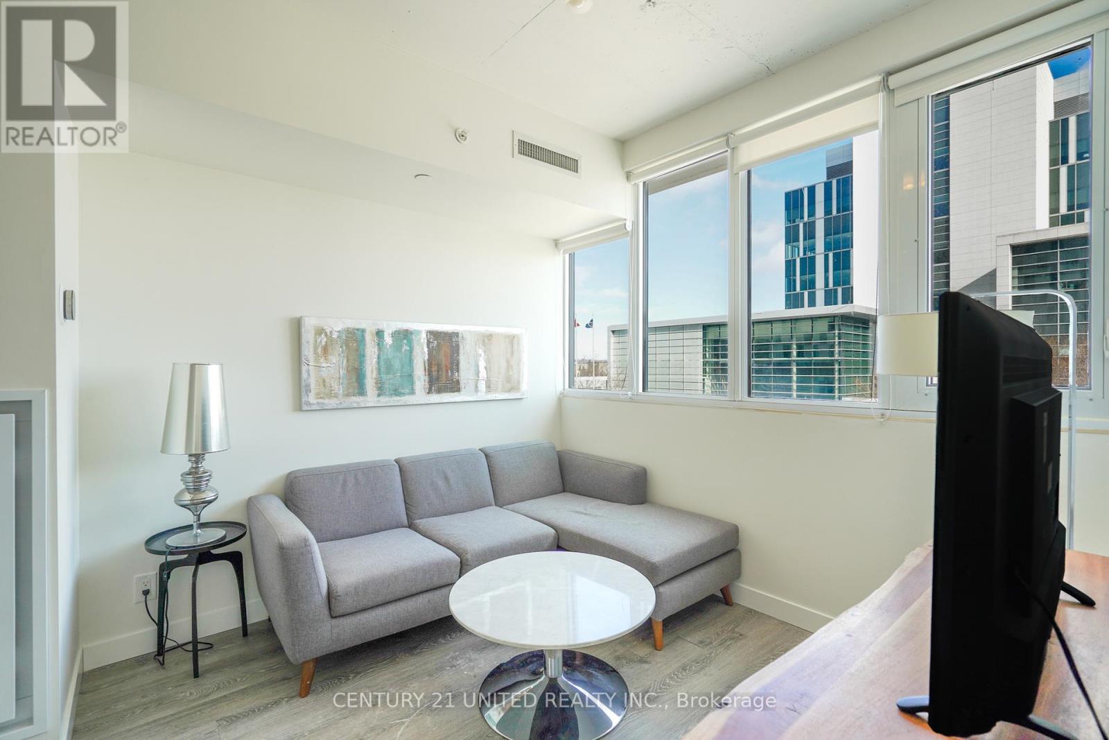 314 - 100 BOND STREET E