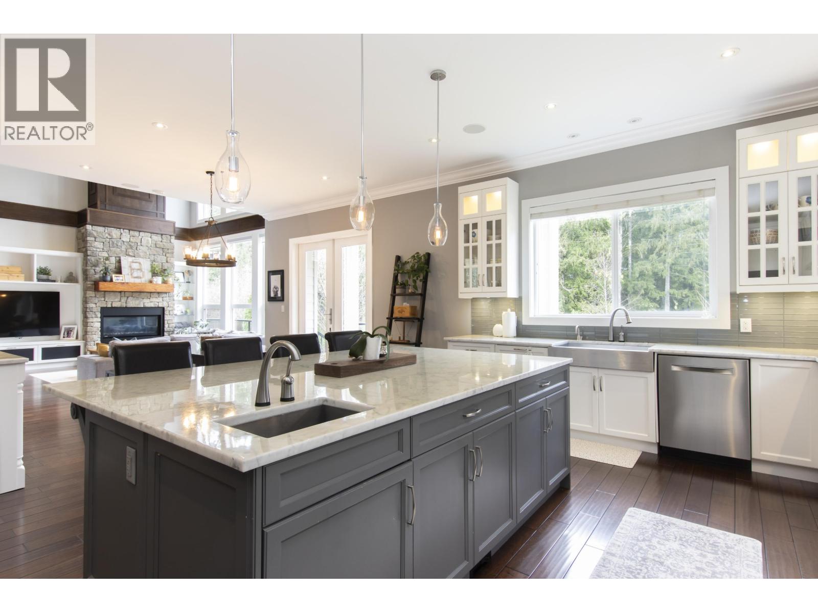 1018 JAY CRESCENT, Squamish