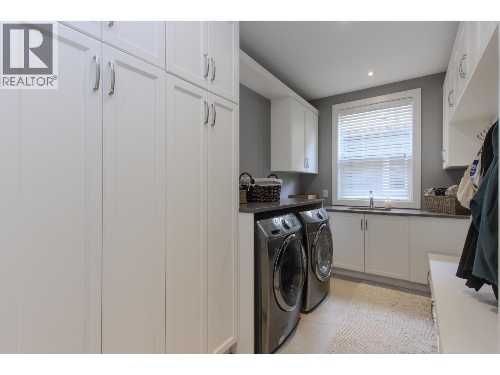 1018 JAY CRESCENT, Squamish