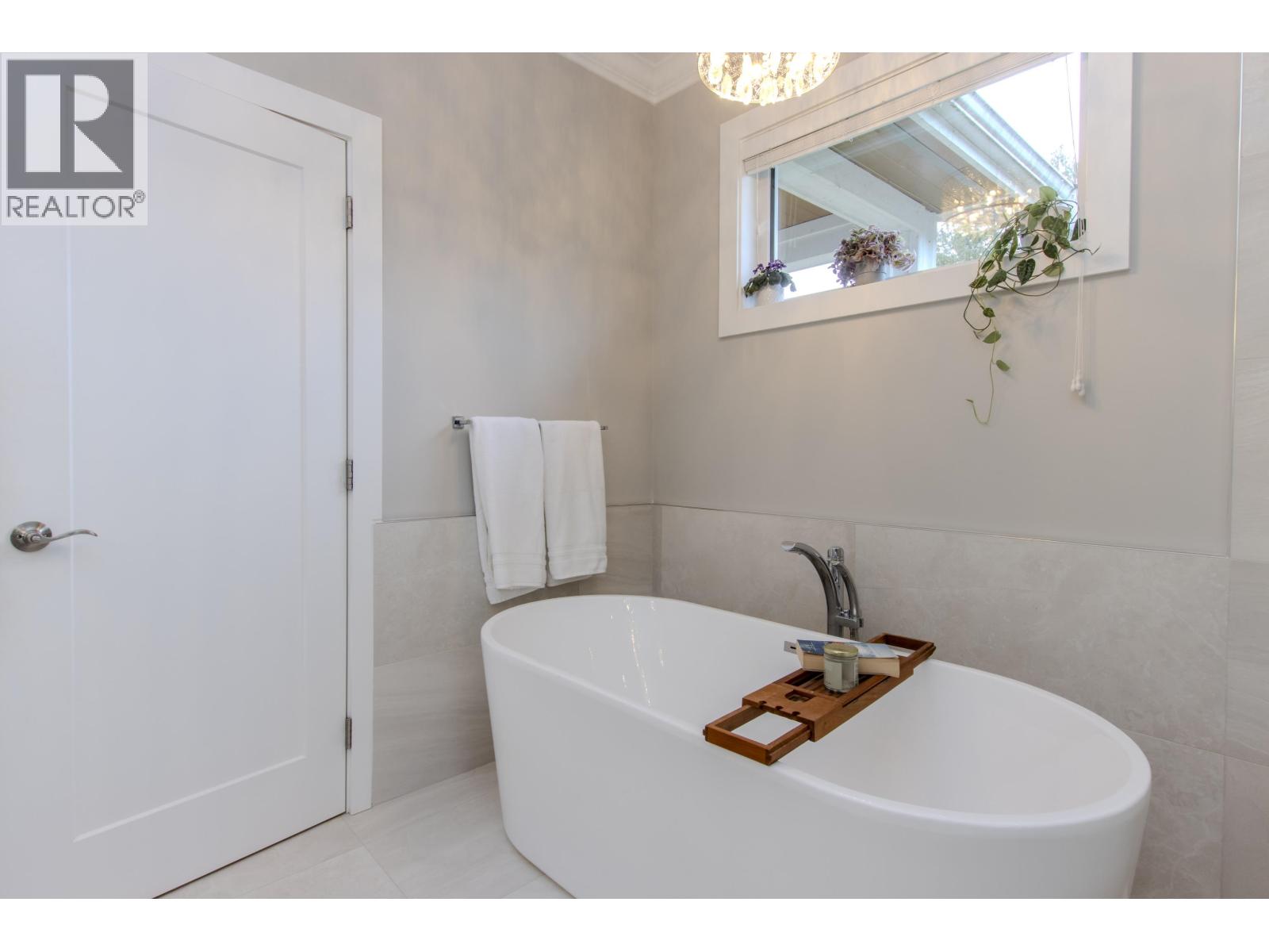 1018 JAY CRESCENT, Squamish