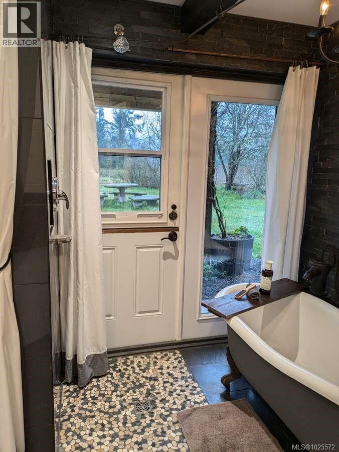 300 Wood Dale Dr, Mayne Island