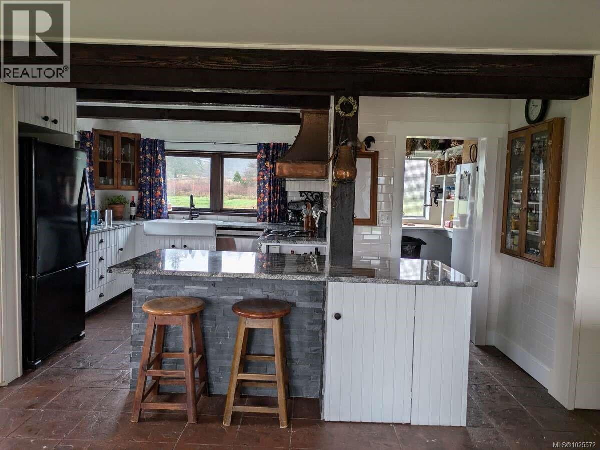 300 Wood Dale Dr, Mayne Island