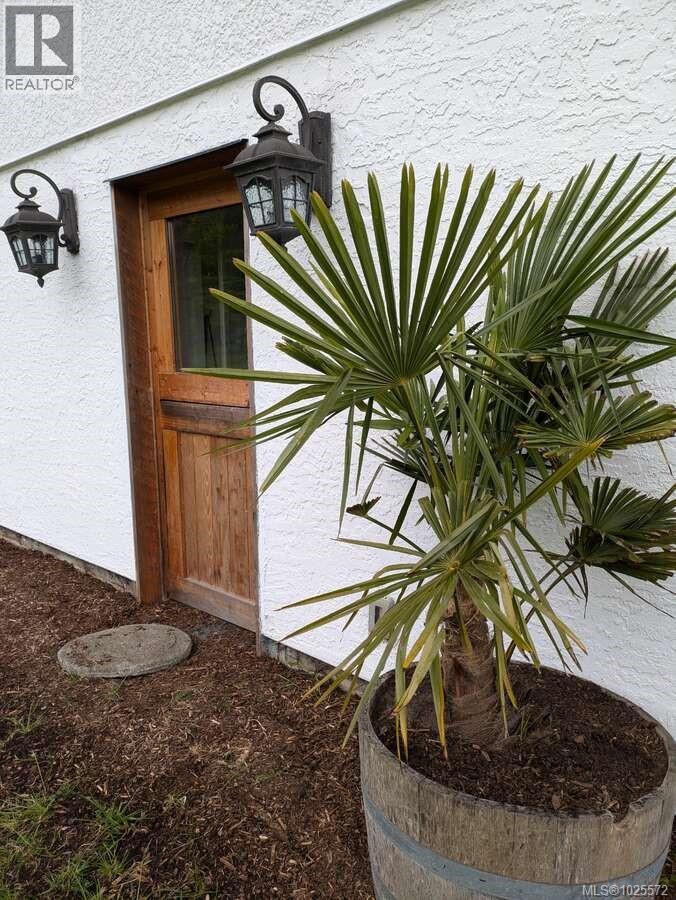 300 Wood Dale Dr, Mayne Island