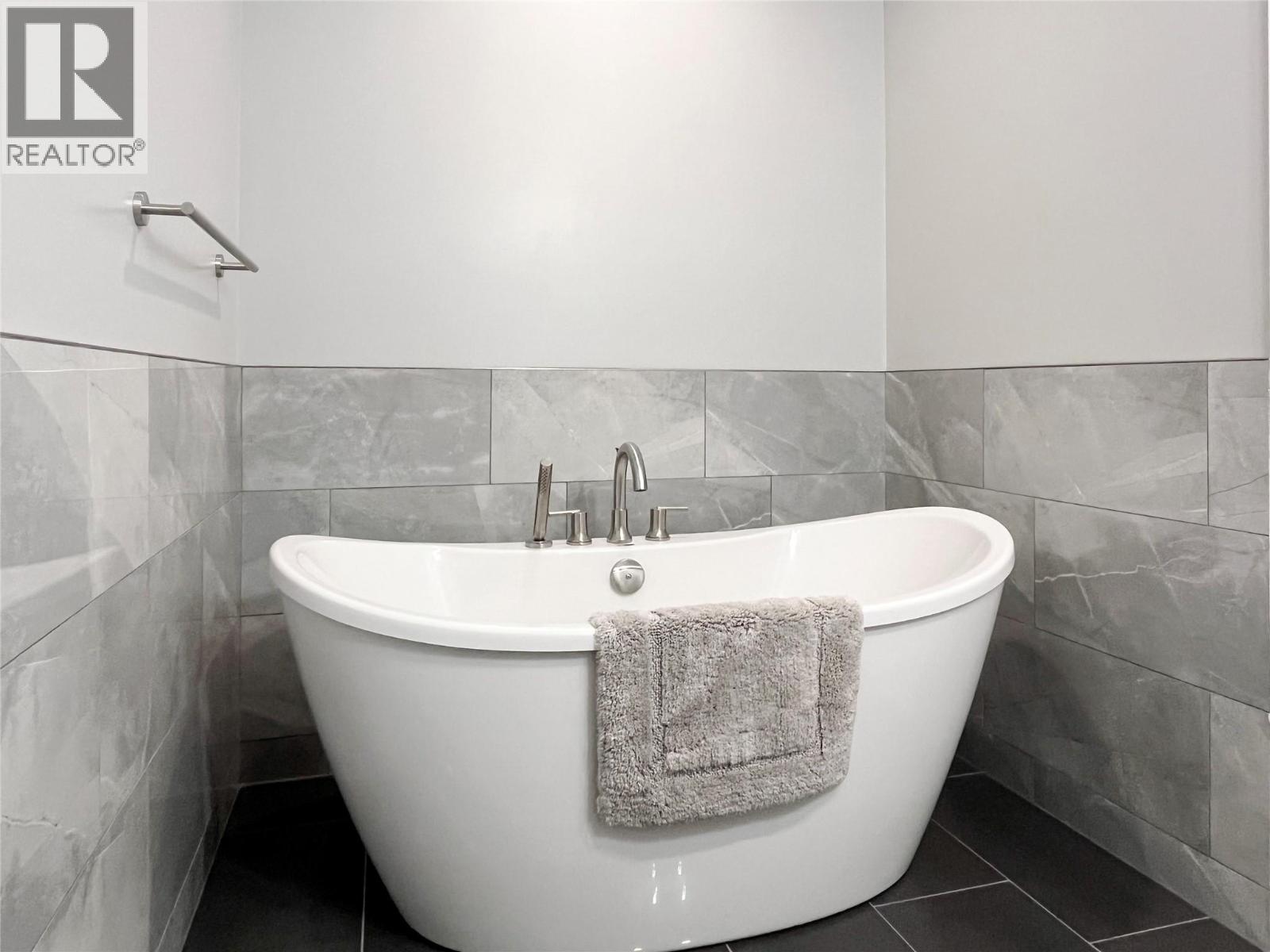 9106 Hummingbird Lane, Osoyoos