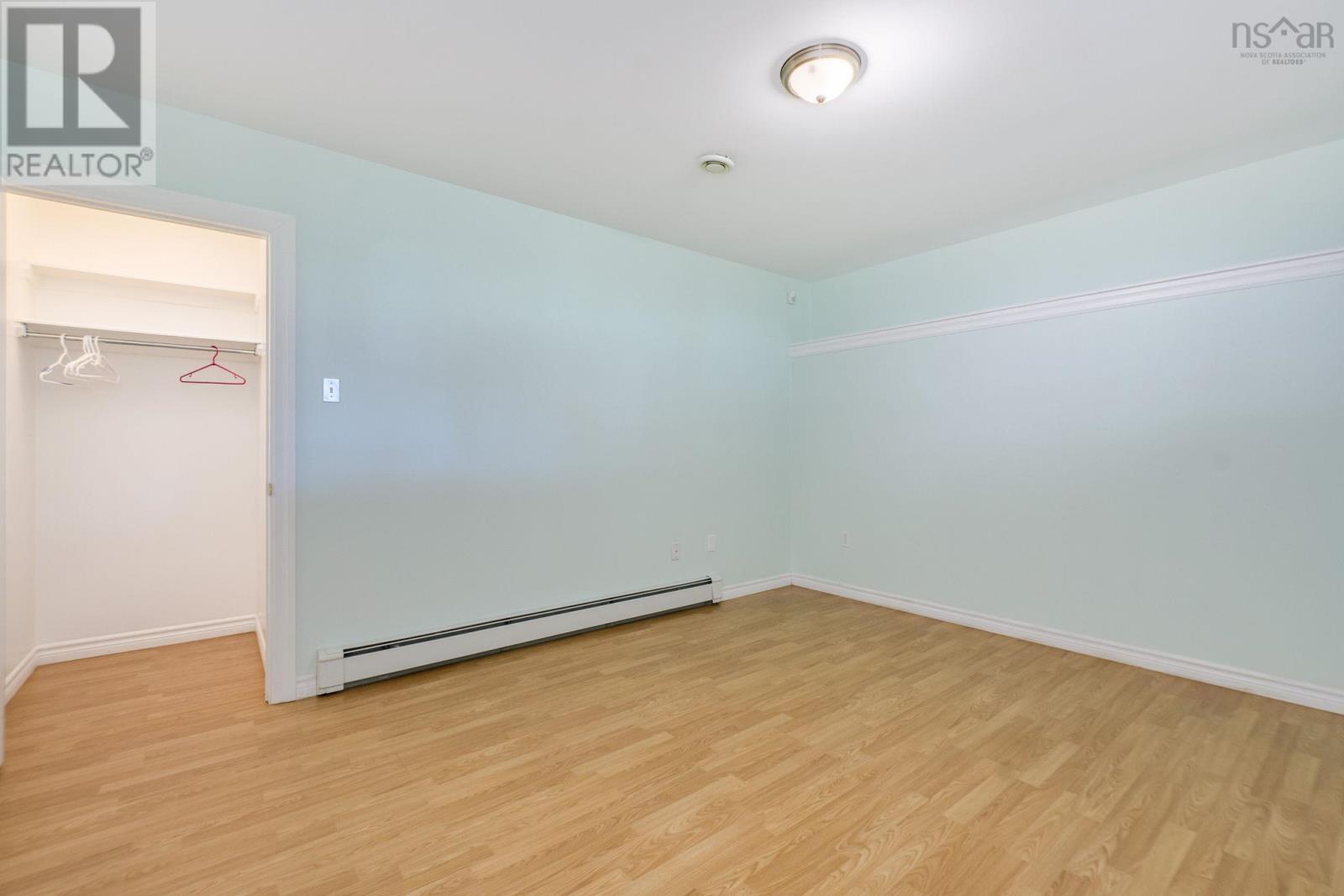 Property 28 of 51 of 152 Roxbury Crescent