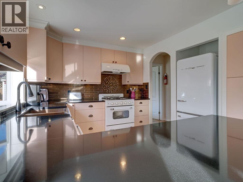 5643 CURTIS PLACE, Sechelt