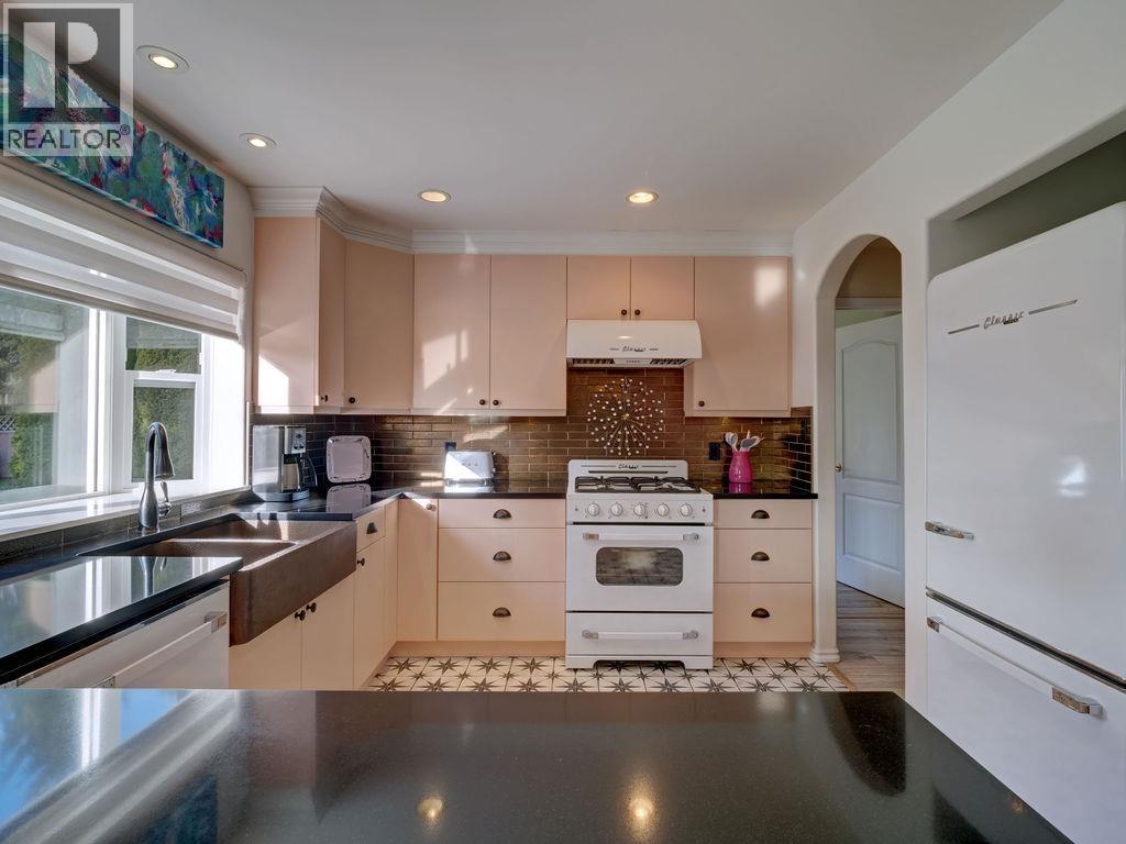 5643 CURTIS PLACE, Sechelt