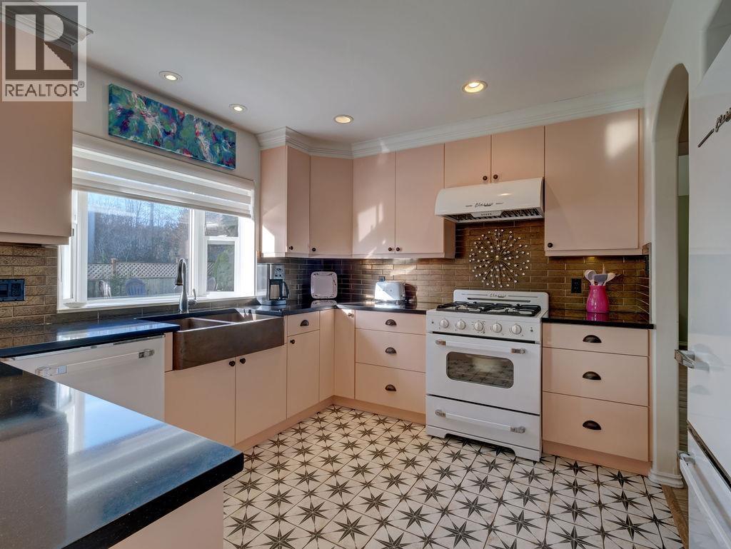 5643 CURTIS PLACE, Sechelt