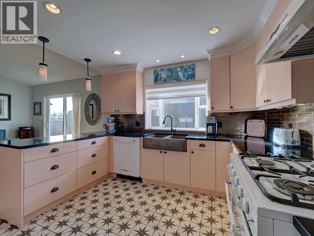 5643 CURTIS PLACE, Sechelt