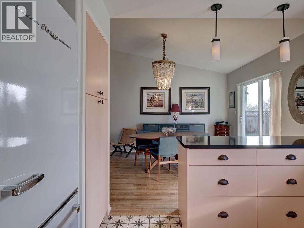 5643 CURTIS PLACE, Sechelt