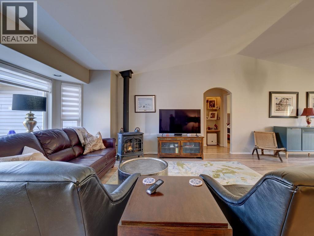 5643 CURTIS PLACE, Sechelt