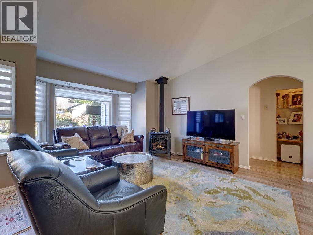 5643 CURTIS PLACE, Sechelt