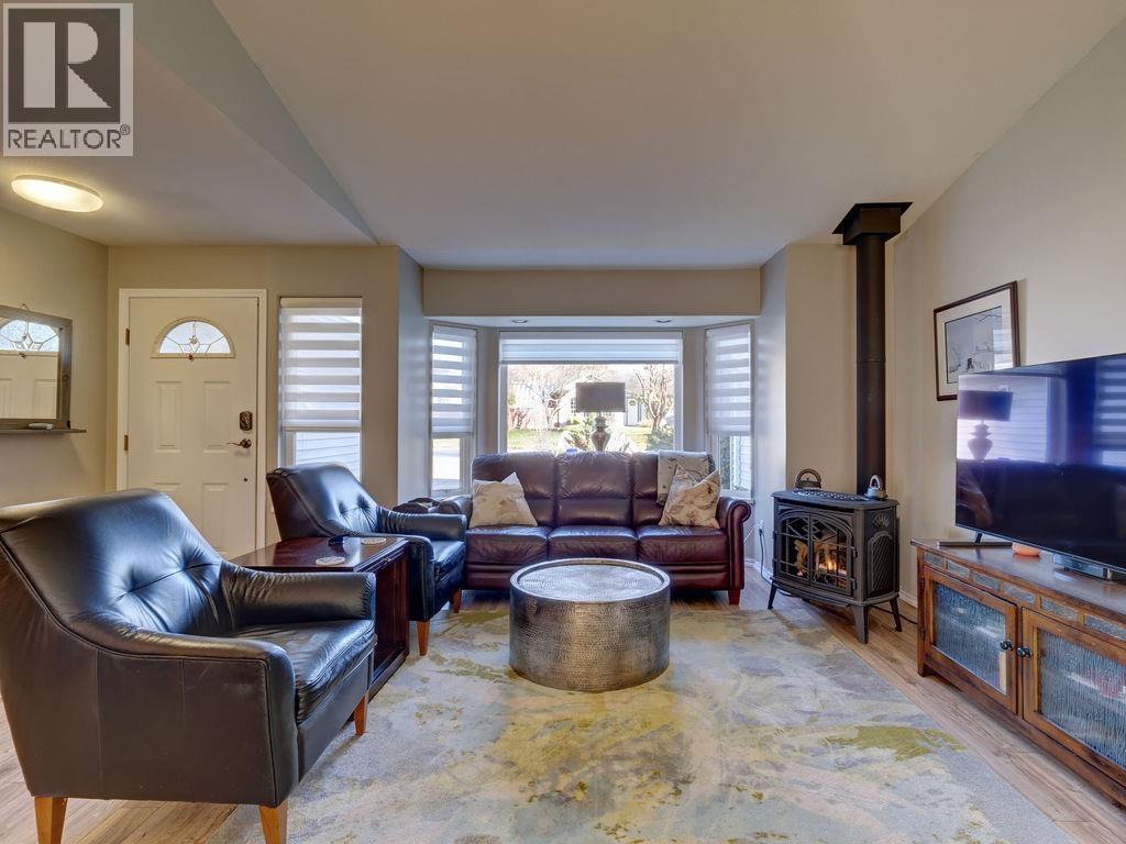 5643 CURTIS PLACE, Sechelt