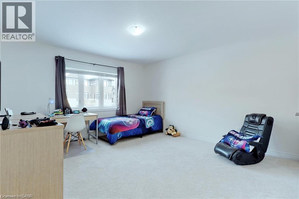 216 HARCOURT CRESCENT - 32