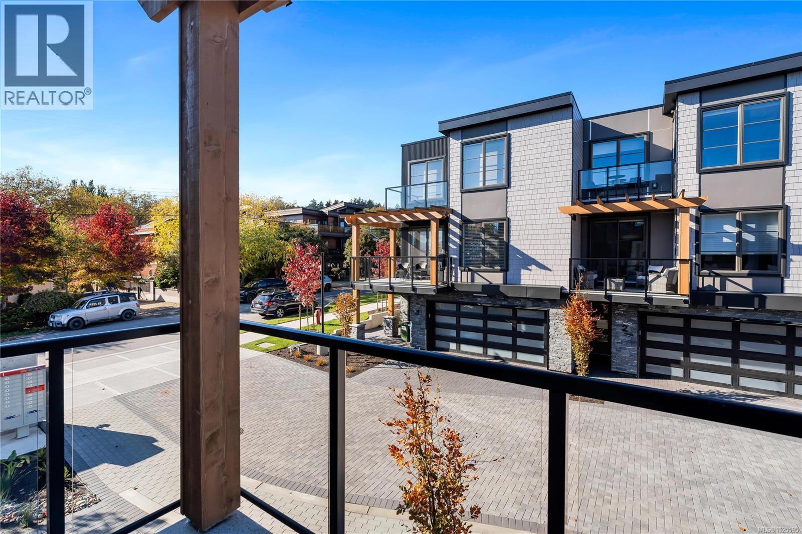 13 2590 Penrhyn Street, Saanich