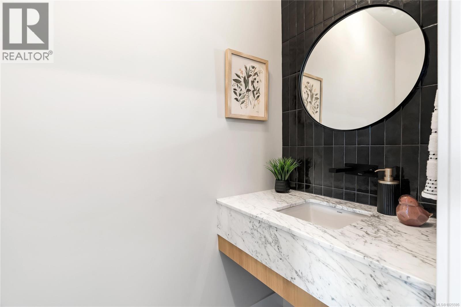 13 2590 Penrhyn Street, Saanich