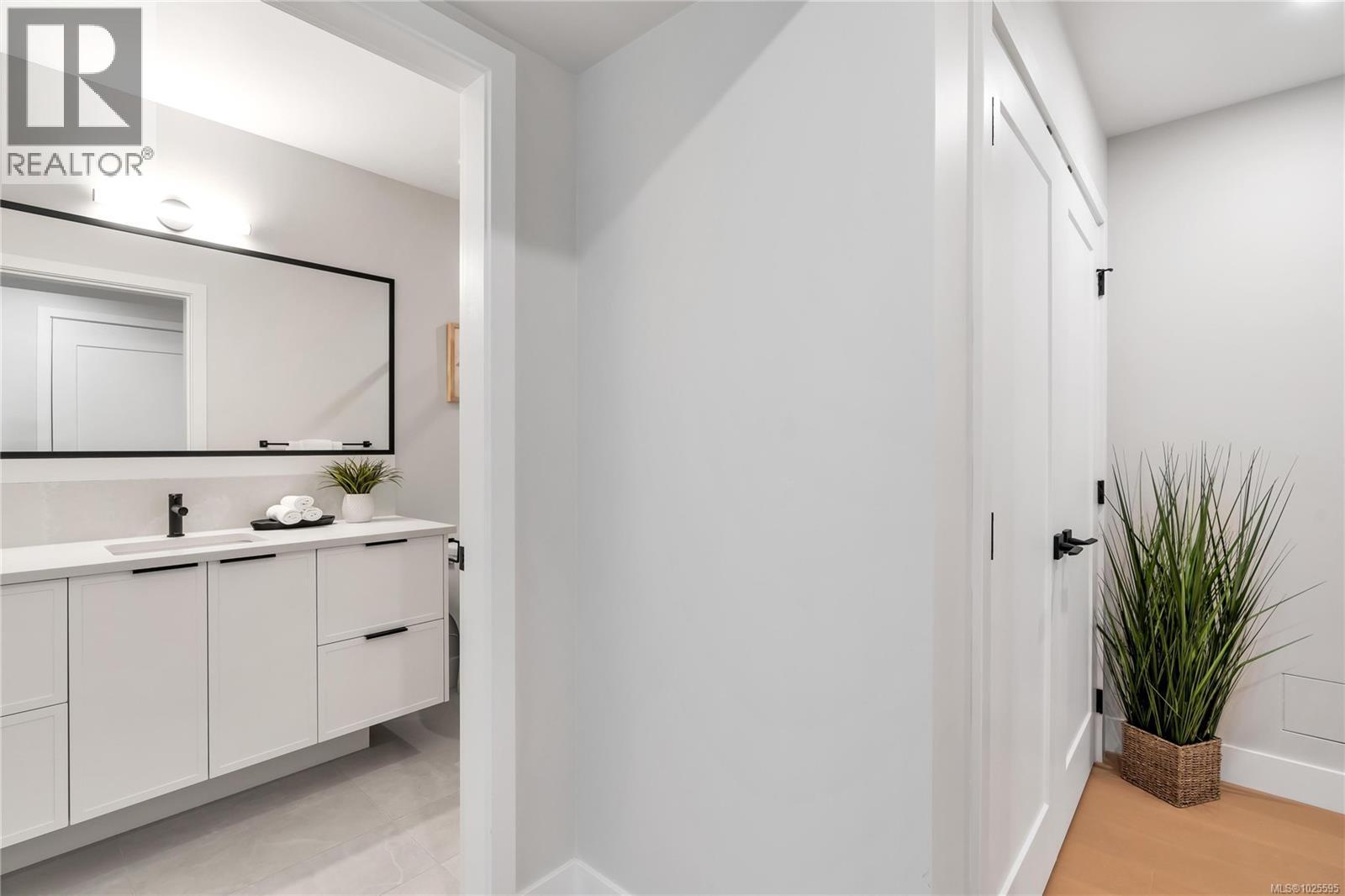 13 2590 Penrhyn Street, Saanich