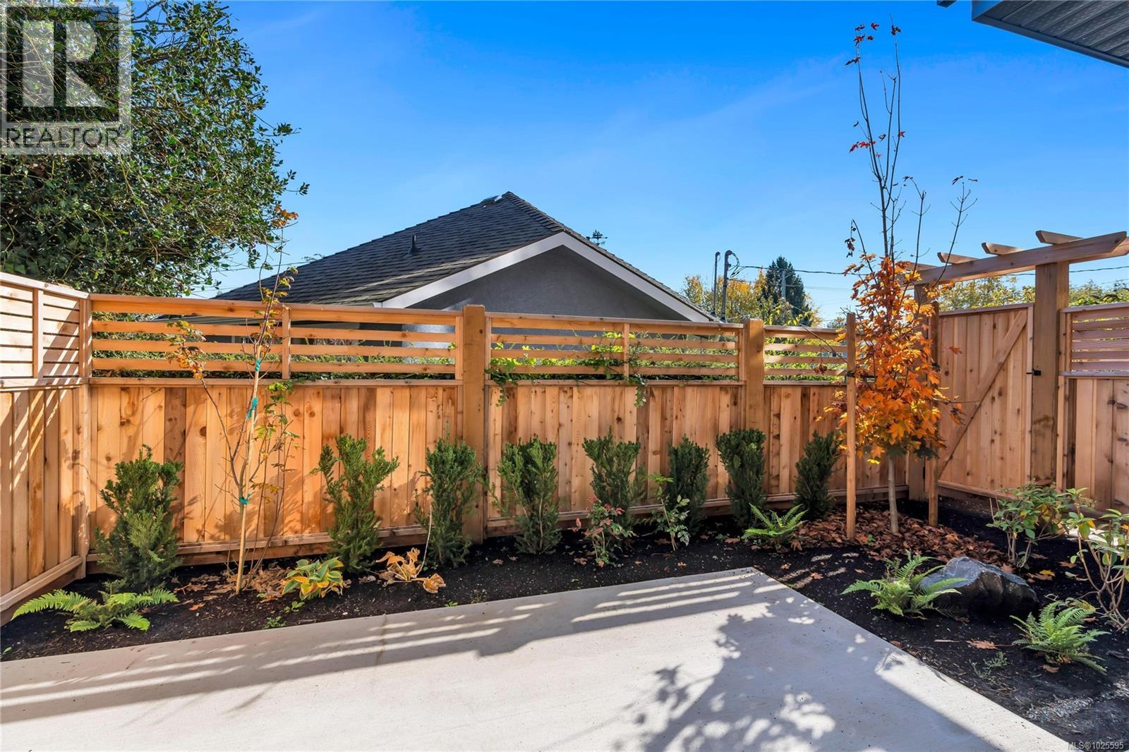 13 2590 Penrhyn Street, Saanich