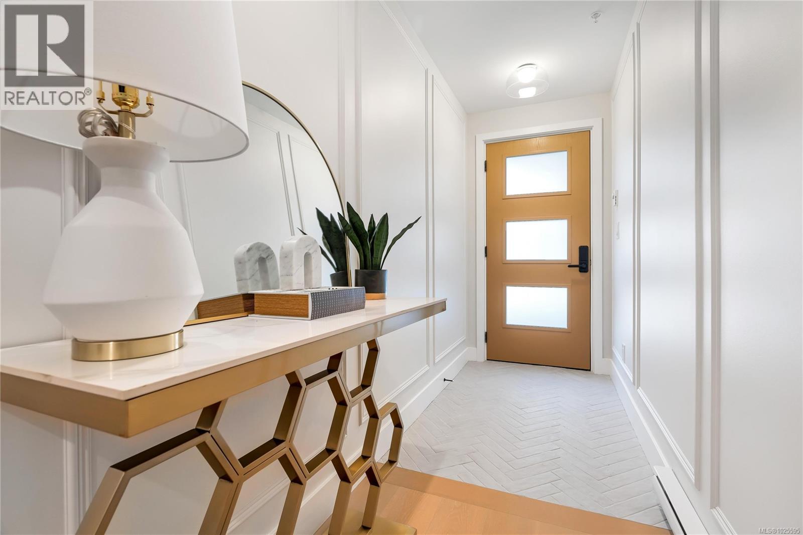 13 2590 Penrhyn Street, Saanich