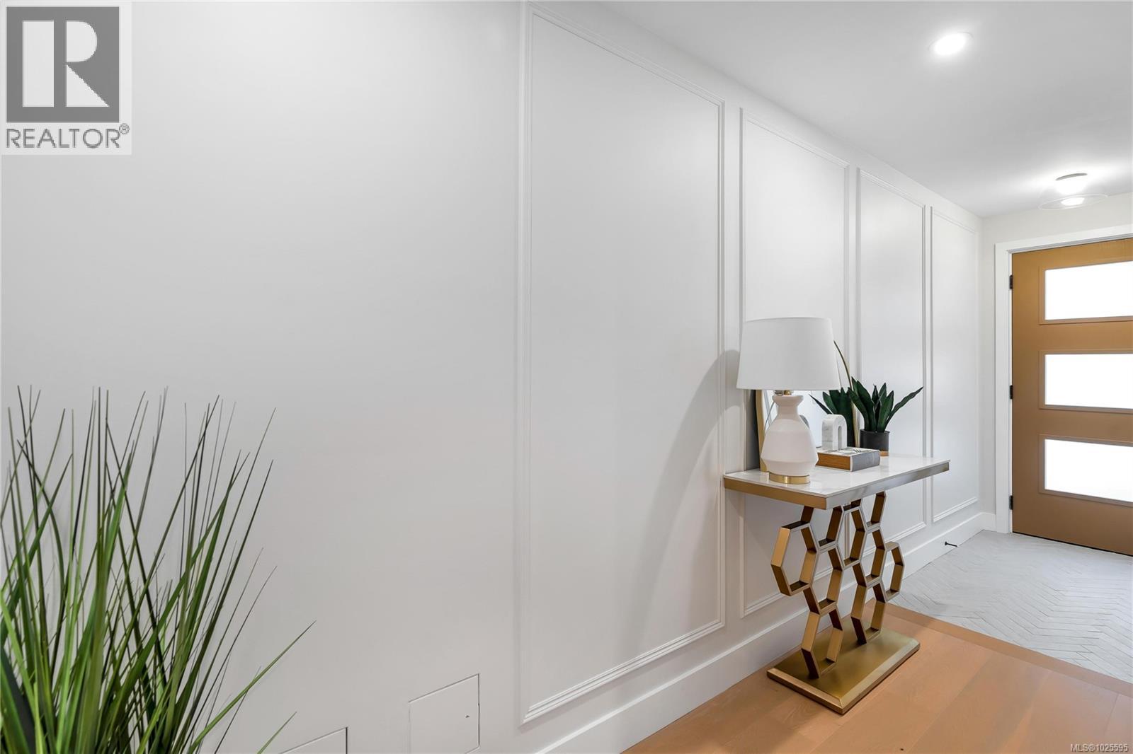 13 2590 Penrhyn Street, Saanich